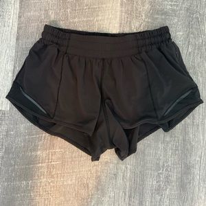 lululemon low-rise 2.5 hotty hot shorts (size 6)